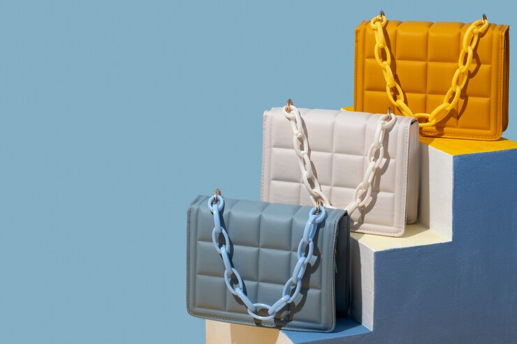 Artesano creando bolsos premium